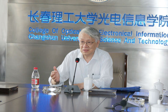 姚建铨院士指导学生毕业论文及与学生进行座谈